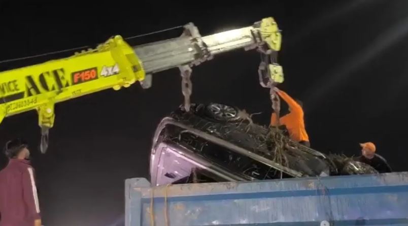 ਨੋਇਡਾ ਹਾਦਸਾ: ਪਾਣੀ ਨਾਲ ਭਰੇ ਟੋਏ ''ਚ ਡੁੱਬਣ ਨਾਲ ਇੰਜੀਨੀਅਰ ਦੀ ਮੌਤ, 72 ਘੰਟਿਆਂ ਬਾਅਦ ਕੱਢੀ ਗਈ ਕਾਰ