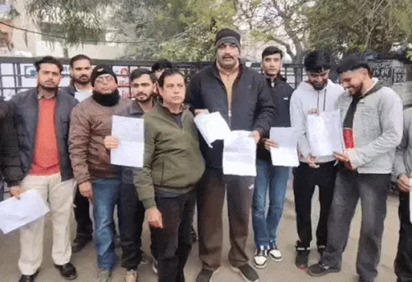 ਜਲੰਧਰ RTO ਦੀ ਵੱਡੀ ਲਾਪਰਵਾਹੀ: ਅਪੁਆਇੰਟਮੈਂਟ ਲੈ ਕੇ ਪਹੁੰਚੇ ਲੋਕਾਂ ਨੂੰ ਦਫ਼ਤਰ ਦੇ ਮਿਲੇ ''ਬੂਹੇ ਬੰਦ''