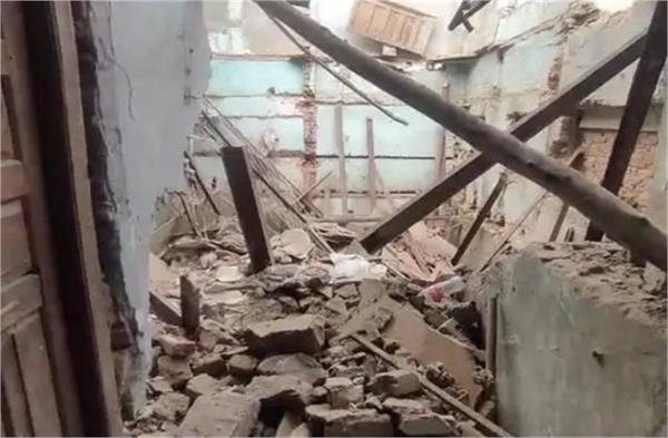major accident in faridabad  wall of 4 storey building collapses