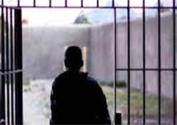 the boys came to throw packets of zarda and bidis in the jail