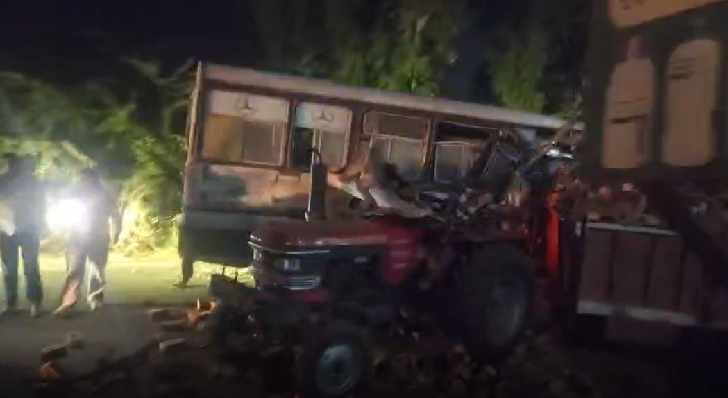 ਪੰਜਾਬ ''ਚ ਵੱਡਾ ਹਾਦਸਾ ! ਇੱਟਾਂ ਨਾਲ ਭਰੀ ਟਰਾਲੀ ''ਚ ਵੱਜੀ ਸਵਾਰੀਆਂ ਨਾਲ ਭਰੀ ਬੱਸ, ਦੇਖੋ ਵੀਡੀਓ