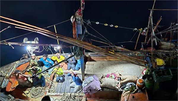 pakistani boat  9 crew members arrested