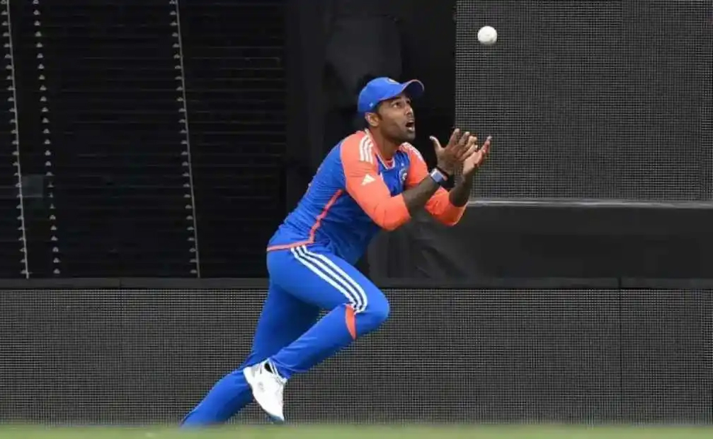 ਕੈਚ ਫੜਨ ਤੋਂ ਬਾਅਦ ਗੇਂਦ ਨੂੰ ਹਵਾ ਵਿੱਚ ਕਿਉਂ ਉਛਾਲਦੇ ਹਨ ਖਿਡਾਰੀ, ਜਾਣੋ ਇਸ ਪਿੱਛੇ ਦਾ ਇਤਿਹਾਸਕ ਕਾਰਨ