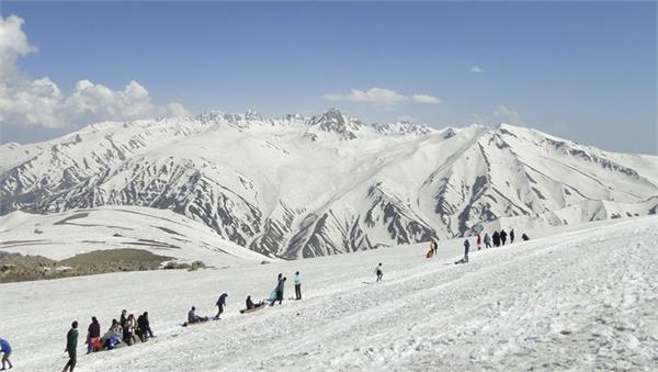 snowfall continues on the high peaks of himachal