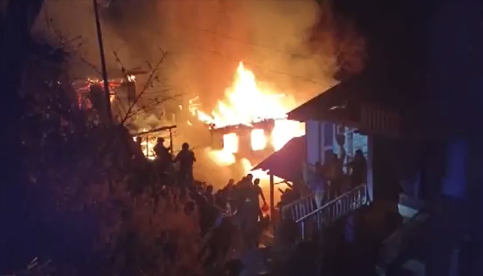 ਕਿਸ਼ਤਵਾੜ ''ਚ ਭਿਆਨਕ ਅੱਗ: 4-5 ਘਰ ਸੜ ਕੇ ਸੁਆਹ, ਫੌਜ ਤੇ ਪੁਲਸ ਨੇ ਸੰਭਾਲਿਆ ਮੋਰਚਾ