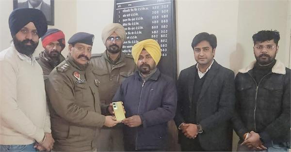 bhawanigarh police found 17 lost mobile phones