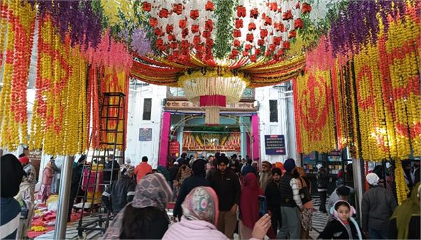 beautiful floral decorations at gurudwara shaheed ganj sahib