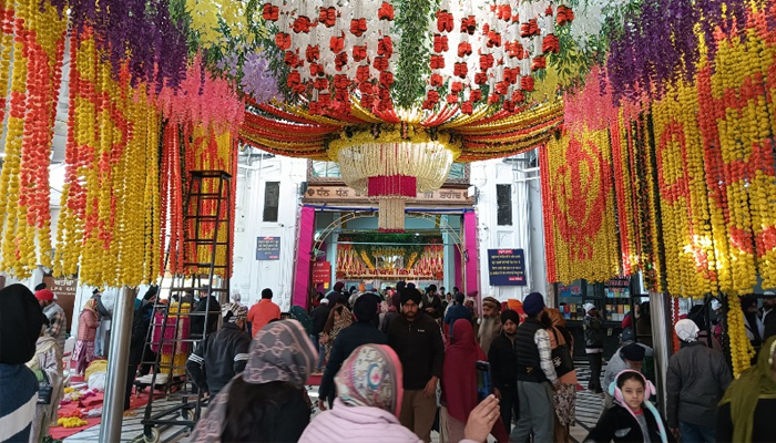 ਗੁ. ਸ਼ਹੀਦਗੰਜ ਸਾਹਿਬ ਵਿਖੇ ਫੁੱਲਾਂ ਨਾਲ ਕੀਤੀ ਸੁੰਦਰ ਸਜਾਵਟ ਨੇ ਸੰਗਤਾਂ ਦਾ ਮਨ ਮੋਹਿਆ