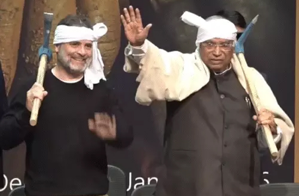 ਰਾਹੁਲ ਤੇ ਖੜਗੇ ਨੇ ਸਿਰ ’ਤੇ ਬੰਨ੍ਹਿਆ ਗਮਛਾ, ਮੋਢੇ ’ਤੇ ਰੱਖੀ ਕਹੀ