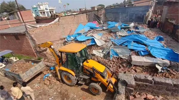 bulldozer action against mosque built on government land in bareilly