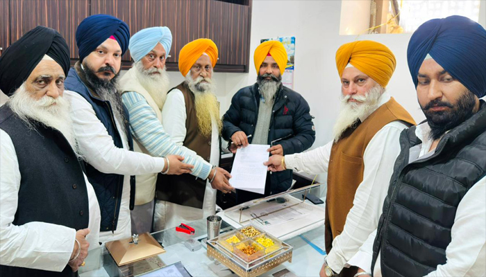 ਦਿੱਲੀ ਗੁਰਦੁਆਰਾ ਕਮੇਟੀ ਦੇ ਵਫਦ ਨੇ ਸ੍ਰੀ ਅਕਾਲ ਤਖ਼ਤ ਸਾਹਿਬ ਵਿਖੇ ਸੌਂਪਿਆ ਮੰਗ ਪੱਤਰ