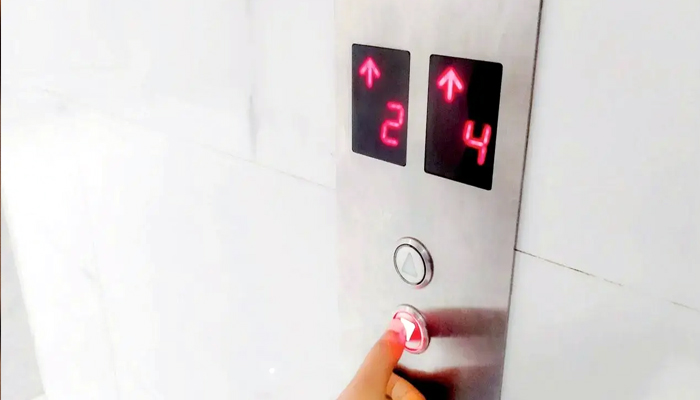 ਮੁੰਬਈ ''ਚ ਵੱਡਾ ਹਾਦਸਾ: 18 ਮੰਜ਼ਿਲਾ ਇਮਾਰਤ ਦੀ ਲਿਫਟ ਚੌਥੀ ਮੰਜ਼ਿਲ ਤੋਂ ਡਿੱਗੀ