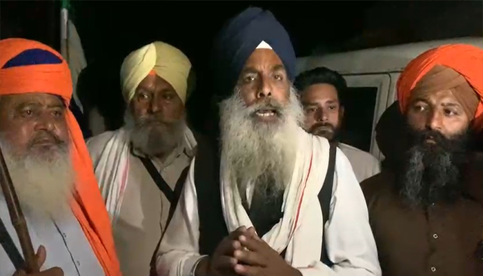 ਕਮਾਲਪੁਰ ‘ਚ ਹਾਲਾਤ ਤਣਾਅਪੂਰਨ, ਕਿਸਾਨਾਂ ਨੇ ਬਿਜਲੀ ਅਧਿਕਾਰੀਆਂ ਦਾ ਘਿਰਾਓ ਕਰ ਕੀਤਾ ਨਜ਼ਰਬੰਦ