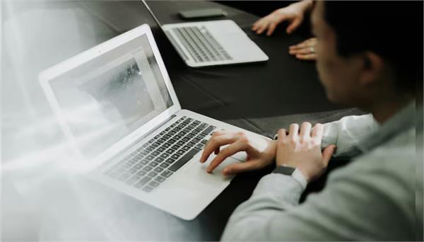 young man dies while operating laptop