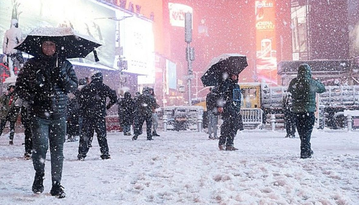 ਅਮਰੀਕਾ ’ਚ ਬਰਫ਼ੀਲੇ ਤੂਫ਼ਾਨ ਕਾਰਨ 11,000 ਫਲਾਈਟਾਂ ਰੱਦ ; 5 ਲੱਖ ਘਰਾਂ ਦੀ ਬੱਤੀ ਗੁਲ