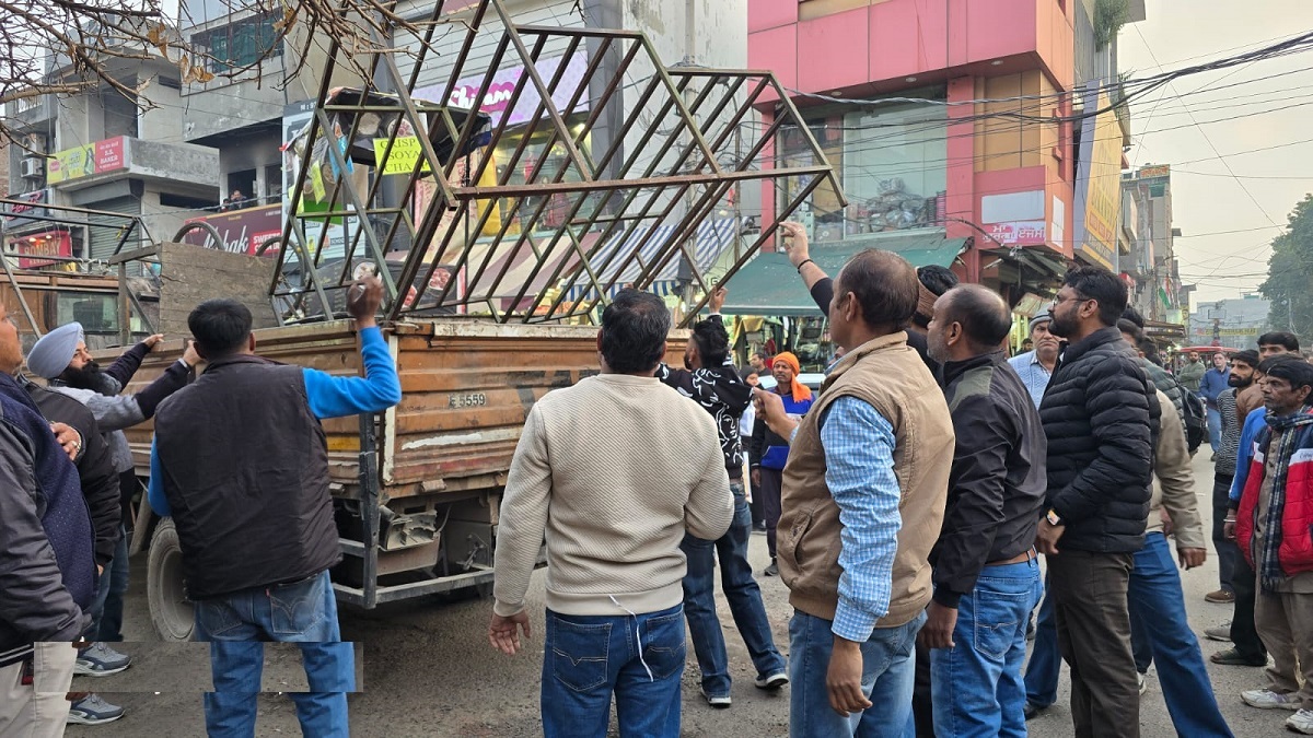 ਨਗਰ ਨਿਗਮ ਨੇ ਜਵਾਹਰ ਨਗਰ ਕੈਂਪ ਇਲਾਕੇ ’ਚ ਕਬਜ਼ੇ ਹਟਾਉਣ ਲਈ ਕੀਤੀ ਤਾਬੜਤੋੜ ਕਾਰਵਾਈ