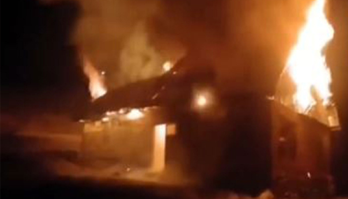 ਕੁਲਗਾਮ ''ਚ ਰਿਹਾਇਸ਼ੀ ਮਕਾਨ ਨੂੰ ਲੱਗੀ ਭਿਆਨਕ ਅੱਗ, ਇਲਾਕੇ ''ਚ ਮਚੀ ਹਫੜਾ-ਦਫੜੀ