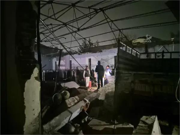 oxygen cylinder explodes in jaipur factory