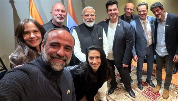 pm modi took a selfie with the stars of fauda