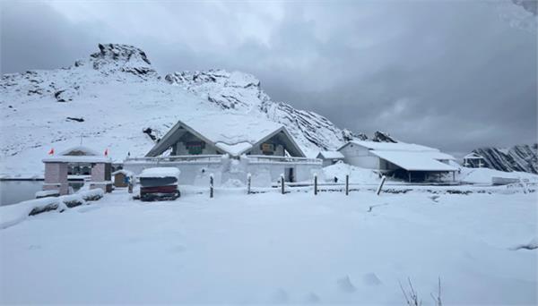snowfall in badrinath and hemkunt sahib in uttarakhand