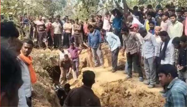 soil mound collapses during excavation in sonbhadra