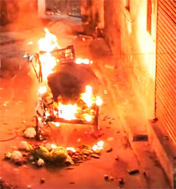 accused flees after setting fire to vegetable laden street vendor in sherpur