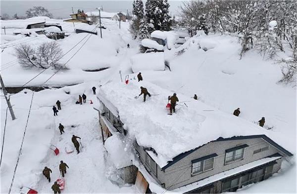heavy snowfall wreaked havoc in japan