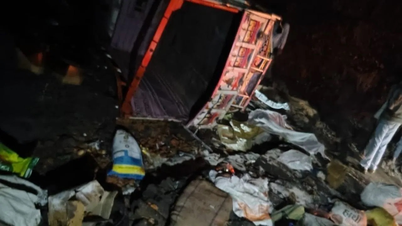 ਦਰਦਨਾਕ ਹਾਦਸਾ: ਅਮਰਾਵਤੀ ''ਚ ਮਜ਼ਦੂਰਾਂ ਨੂੰ ਲੈ ਕੇ ਜਾ ਰਹੀ ਪਿਕਅੱਪ ਵੈਨ ਡੂੰਘੀ ਖੱਡ ''ਚ ਡਿੱਗੀ, 5 ਦੀ ਮੌਤ