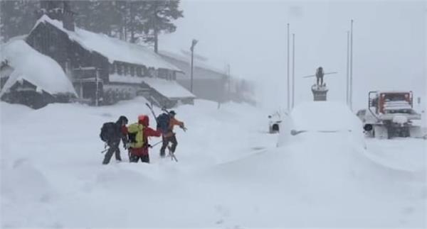 eight people die in avalanches in america