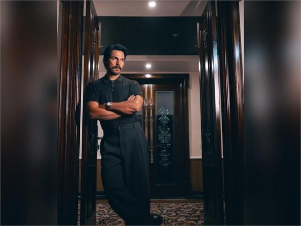 this bollywood actor changed his look for the film   eetha  