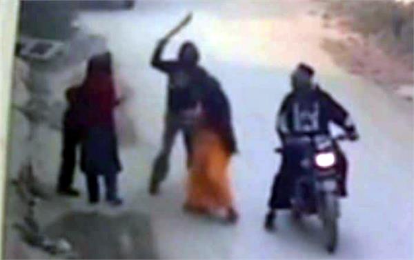 woman  s mangalsutra and mobile phone robbed at gunpoint