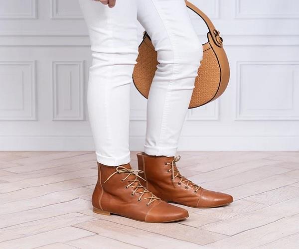 young women  lap up boots  fashion