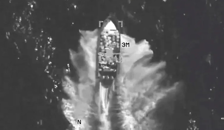 ਸਮੁੰਦਰ ਵਿਚਾਲੇ ਅਮਰੀਕਾ ਦਾ ਵੱਡਾ ਹਮਲਾ ! ਨਸ਼ਾ ਤਸਕਰਾਂ ਦੀ ਕਿਸ਼ਤੀ ਨੂੰ ਬਣਾਇਆ ਨਿਸ਼ਾਨਾ, 3 ਨੂੰ ਕੀਤਾ ਢੇਰ