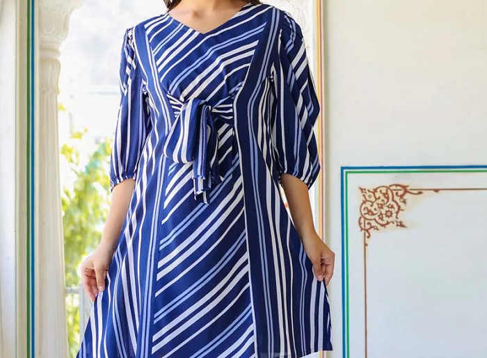 ਔਰਤਾਂ ਨੂੰ ਯੂਨੀਕ ਲੁੱਕ ਦੇ ਰਹੀ ਹੈ ‘ਲਾਈਨ ਪ੍ਰਿੰਟਿਡ ਡਰੈੱਸ’