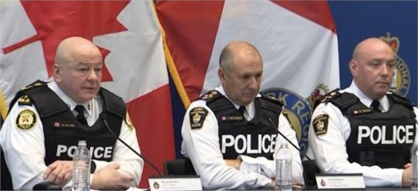 toronto police officers arrested