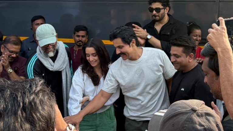 ਸ਼ਰਧਾ ਕਪੂਰ ਤੇ ਰਣਦੀਪ ਹੁੱਡਾ ਨੇ ਫ਼ਿਲਮ ‘ਈਥਾ’ ਦਾ ਪੁਣੇ ਸ਼ਡਿਊਲ ਕੀਤਾ ਪੂਰਾ, ਸੈੱਟ ''ਤੇ ਕੇਕ ਕੱਟ ਕੇ ਮਨਾਇਆ ਜਸ਼ਨ