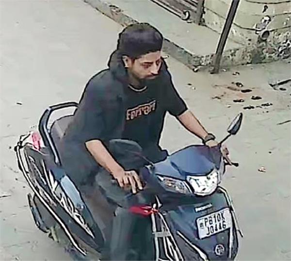 thief as a customer stole mobile phone