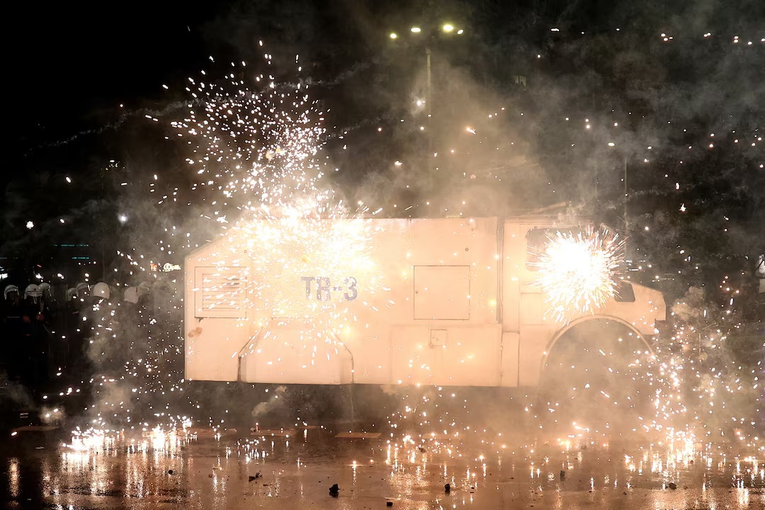 ਯੂਰਪੀ ਦੇਸ਼ ''ਚ ਤਖ਼ਤਾਪਲਟ ਦੀ ਤਿਆਰੀ ! ਸੜਕਾਂ ''ਤੇ ਉਤਰੇ ਪ੍ਰਦਰਸ਼ਨਕਾਰੀਆਂ ਤੇ ਪੁਲਸ ਵਿਚਾਲੇ ਖ਼ੂਨੀ ਝੜਪ