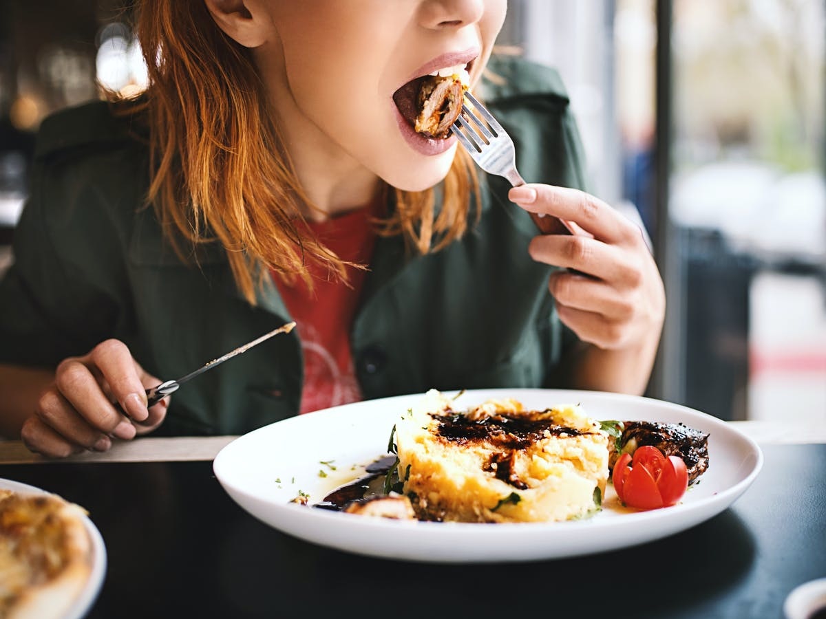 ਕੀ ਤੁਸੀਂ ਵੀ ਖੜ੍ਹੇ ਹੋ ਕੇ ਜਾਂ ਮੋਬਾਈਲ ਦੇਖਦੇ ਹੋਏ ਖਾਂਦੇ ਹੋ ਖਾਣਾ? ਸੁਧਾਰ ਲਓ ਇਹ ਆਦਤਾਂ, ਨਹੀਂ ਤਾਂ...