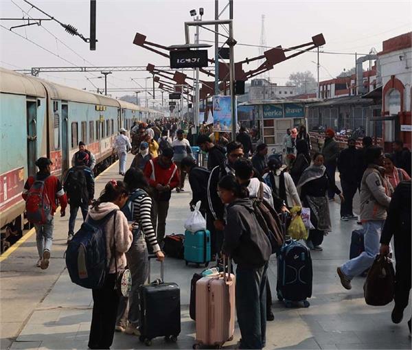 trains continue to arrive late