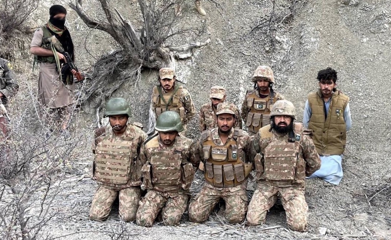 ਪਾਕਿਸਤਾਨੀ ਜਵਾਨਾਂ ਨੇ ਕੀਤਾ ਸਰੰਡਰ ! BLA ਨੇ ਗੋਡੇ ਲਵਾ ਬਣਾ ਲਈ ਵੀਡੀਓ, ਦੇ''ਤਾ 7 ਦਿਨਾਂ ਦਾ ਅਲਟੀਮੇਟਮ