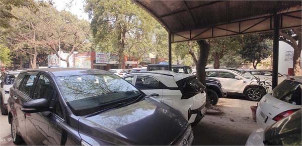 vip parking arrangement of deputy commissioner  s office in disarray