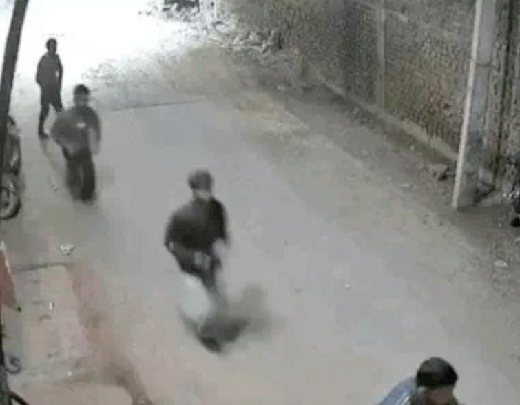 ਲੁਟੇਰਿਆਂ ਦਾ ''ਜੰਗਲਰਾਜ'': ਰਾਹ ਜਾਂਦੇ ਨੌਜਵਾਨ ਨੂੰ ਸ਼ਰੇਆਮ ਲੁੱਟਿਆ, ਤਮਾਸ਼ਬੀਨ ਬਣੇ ਰਹੇ ਲੋਕ