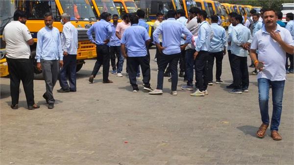 ukg student sleep school bus