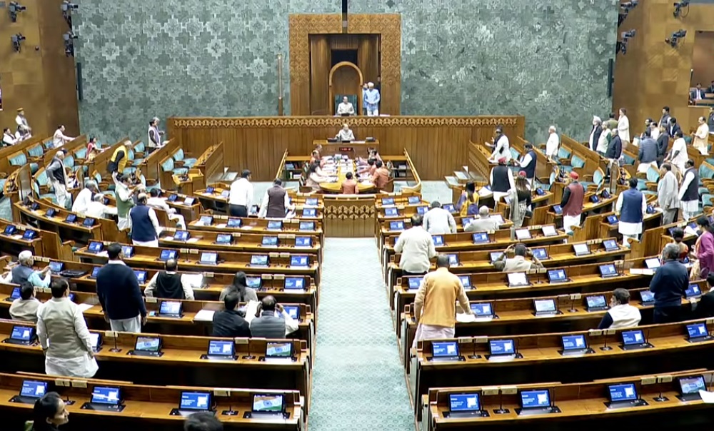 ਲੋਕ ਸਭਾ ''ਚ ਵਿਰੋਧੀ ਧਿਰ ਦਾ ਹੰਗਾਮਾ, ਕਾਰਵਾਈ ਦੁਪਹਿਰ 12 ਵਜੇ ਤੱਕ ਮੁਲਤਵੀ