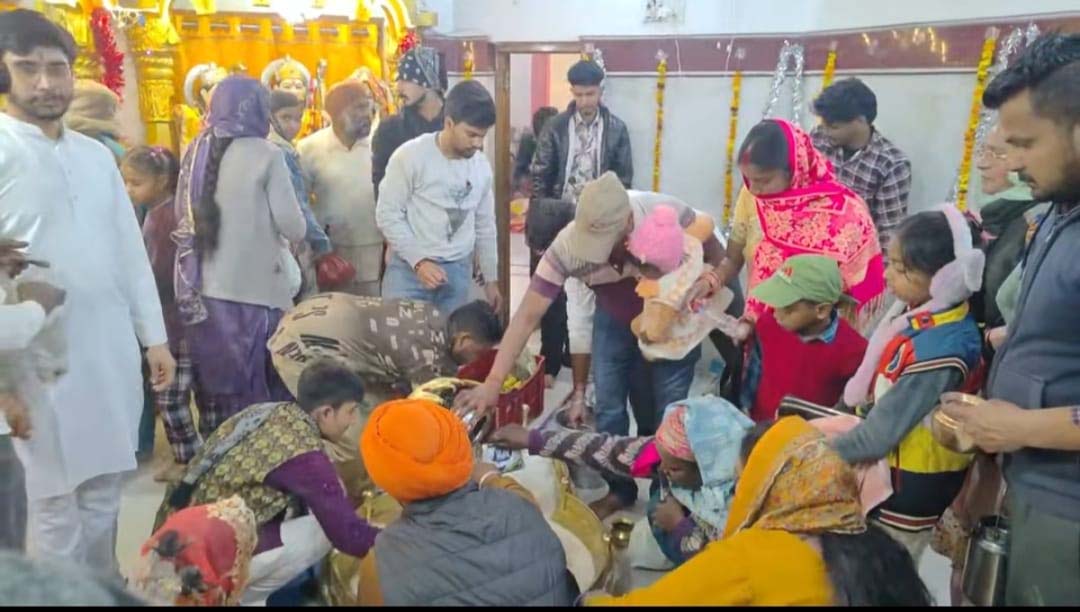 ਟਾਂਡਾ ਵਿਖੇ ਮੰਦਿਰਾਂ ''ਚ ਲੱਗੀਆਂ ਰੌਣਕਾਂ, ਮਨਾਇਆ ਜਾ ਰਿਹਾ ਮਹਾਸ਼ਿਵਰਾਤਰੀ ਦਾ ਤਿਉਹਾਰ