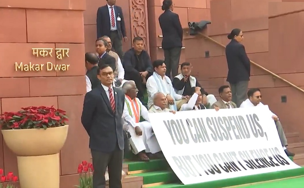 ਮੁਅੱਤਲ ਕੀਤੇ ਗਏ ਸੰਸਦ ਮੈਂਬਰਾਂ ਨੇ ਸੰਸਦ ਕੰਪਲੈਕਸ 'ਚ ਕੀਤਾ ਪ੍ਰਦਰਸ਼ਨ