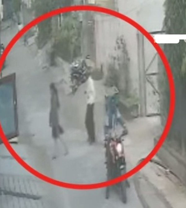 ਪਾਣੀ ਪੀਣ ਦੇ ਬਹਾਨੇ ਔਰਤ ਦੀਆਂ ਵਾਲੀਆਂ ਖੋਹ ਕੇ ਲੁਟੇਰੇ ਫਰਾਰ, ਘਟਨਾ cctv ਕੈਮਰੇ ’ਚ ਕੈਦ