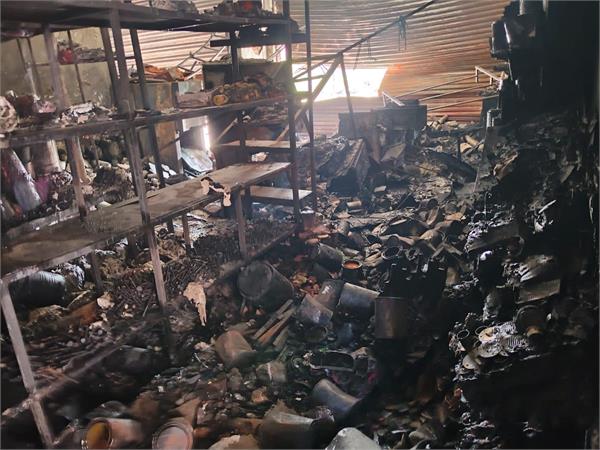fire breaks out in shop filled with hardware goods  loss worth crores of rupees
