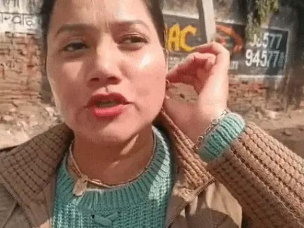 robbers robbed a girl while stopping her on the way